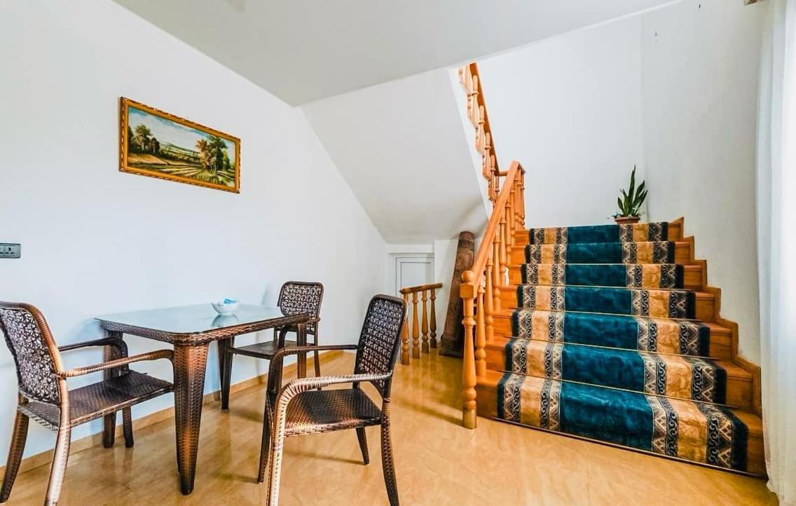 Hotel Liza Batoemi Buitenkant foto